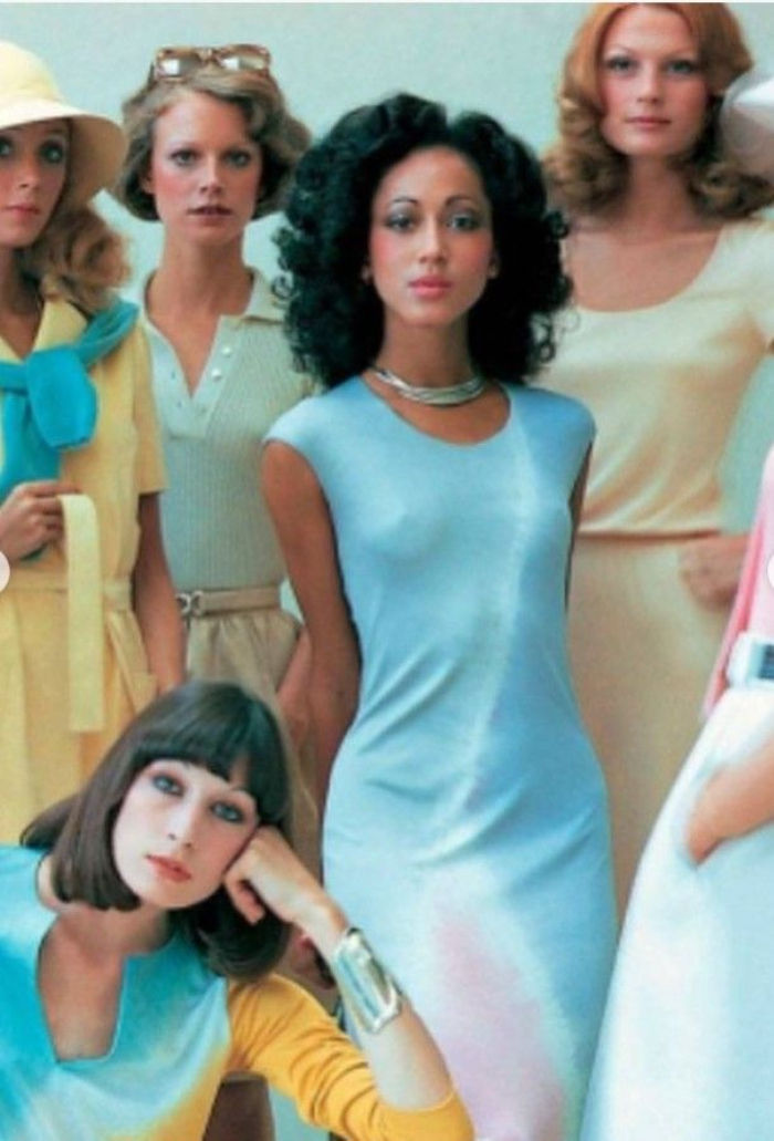 La modelo Pat Cleveland posando con otras modelos
