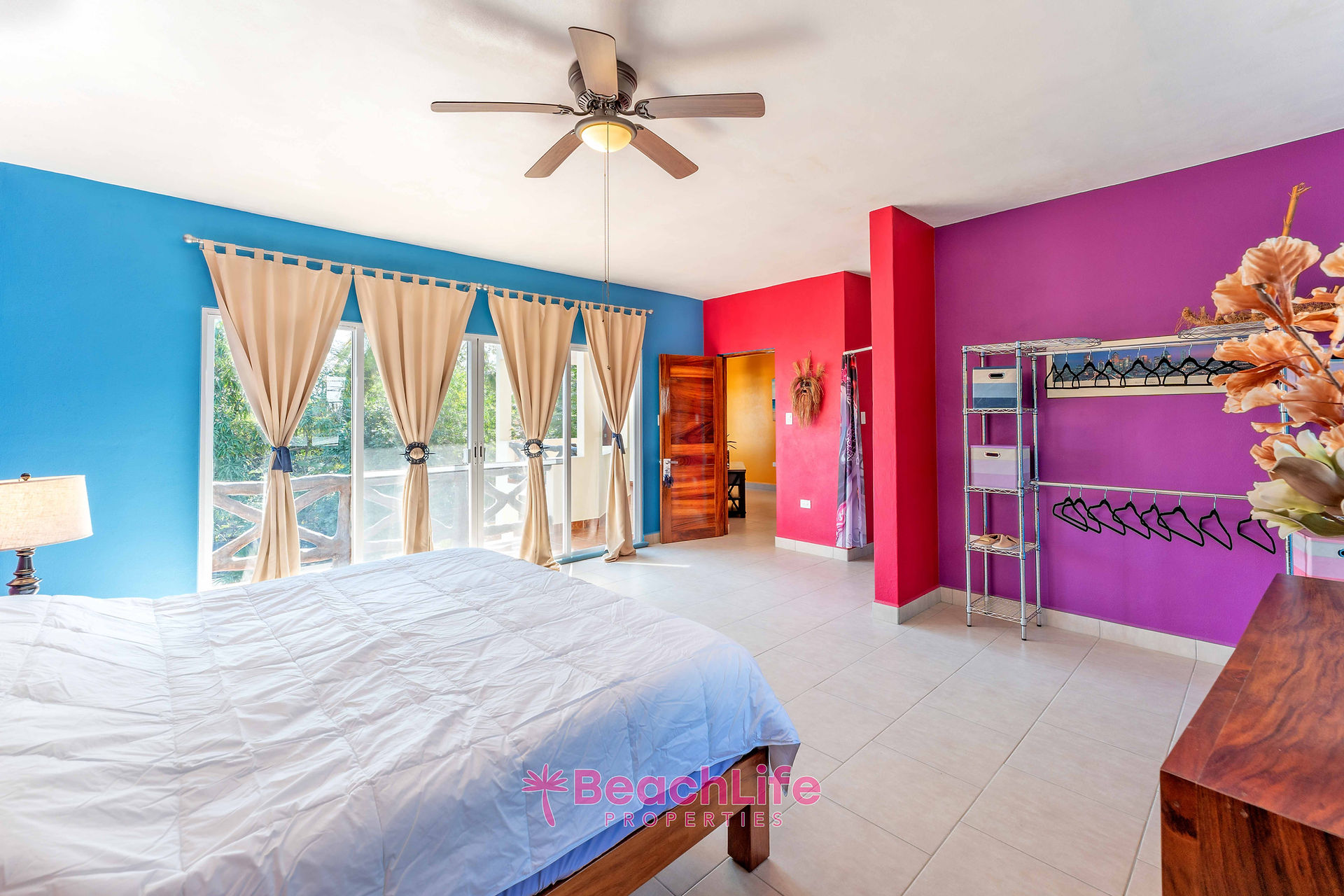 Spacious bedroom with views of the pool in Casa Pulpo