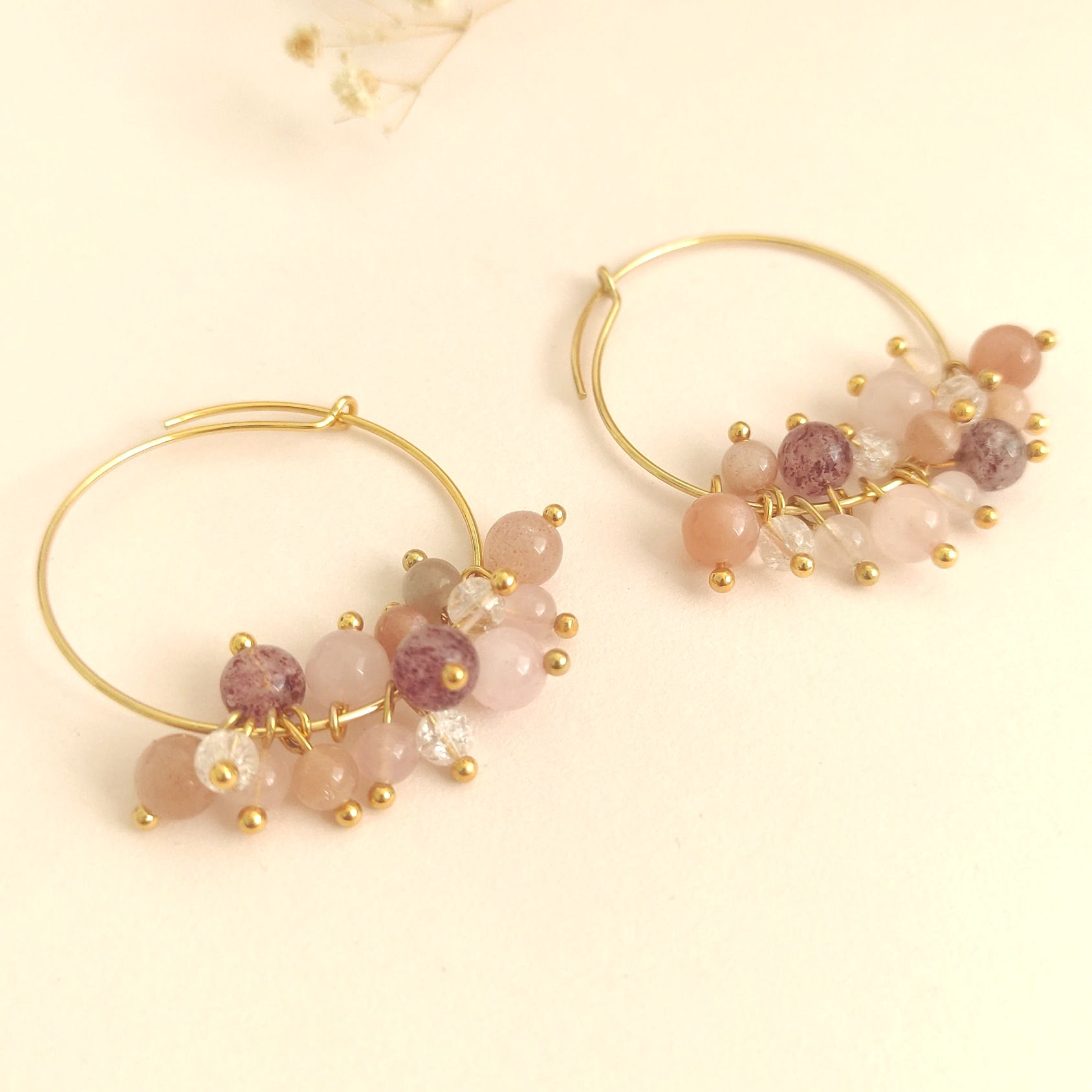 Boucles créoles Tess rose en pierre naturelle de Pierre du soleil, Quartz rose, Christal de roche craquelé, Quartz fraise