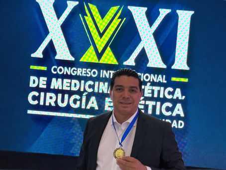 Reconocen al Dr. Romeo Castillo por 11 años de excelencia en Cirugía Estética