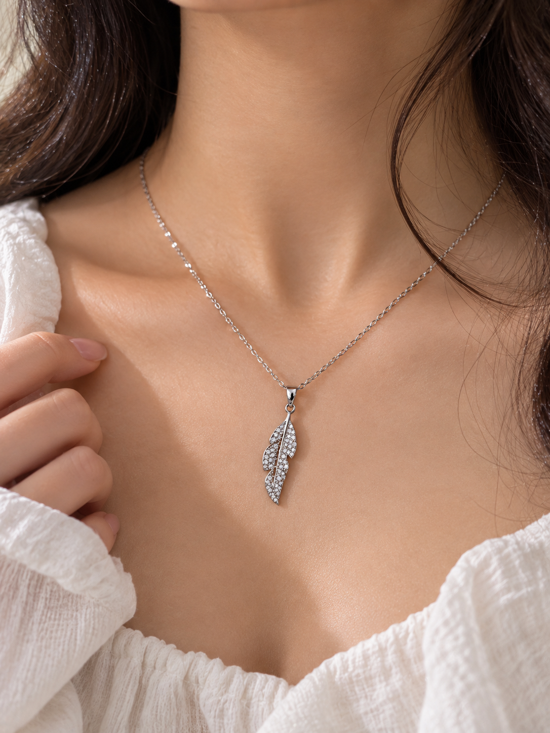 Silver Feather Elegance Necklace