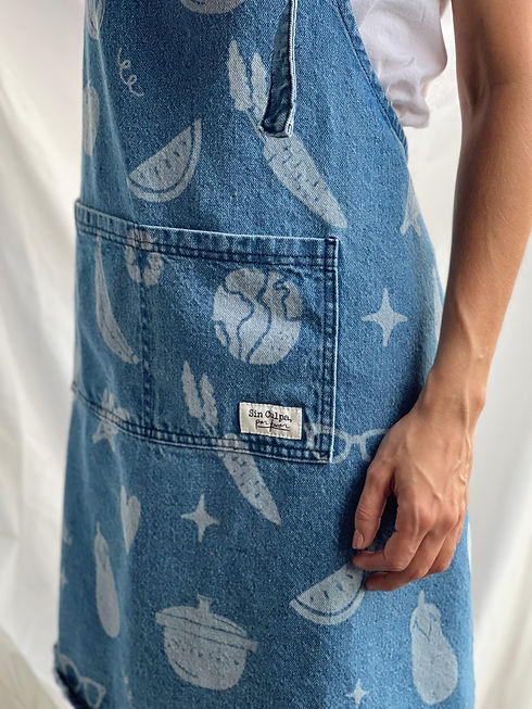 DELANTAL DENIM ESTAMPACIÓN LÁSER