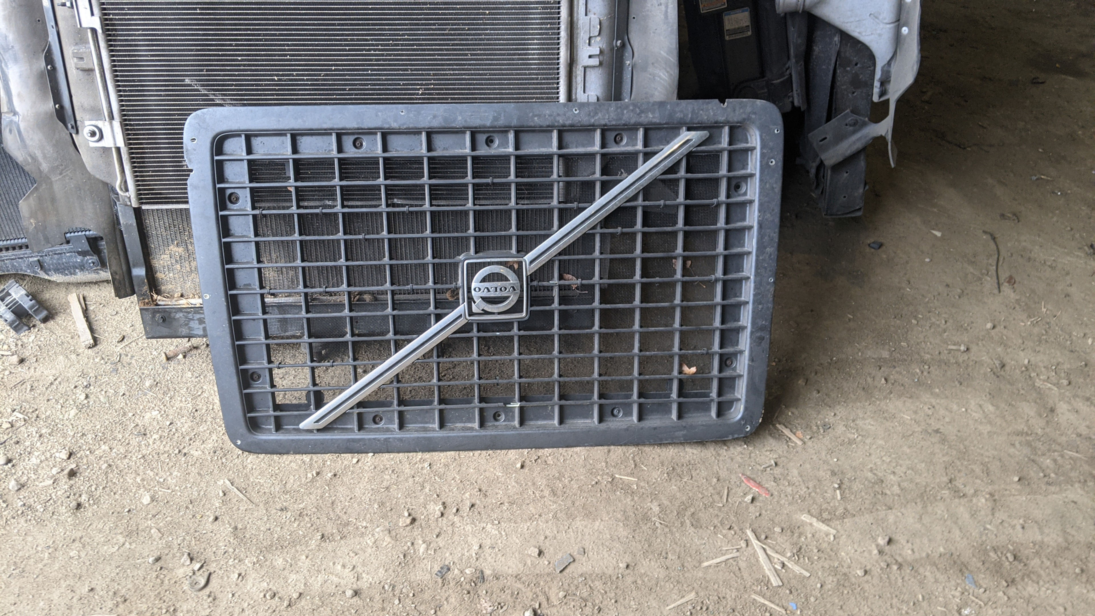 Volvo VNL 04-17 Front Hood Radiator Grill Black