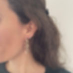 Boucles d'oreilles Gaia inox argenté et duo bois foncé et clair portée