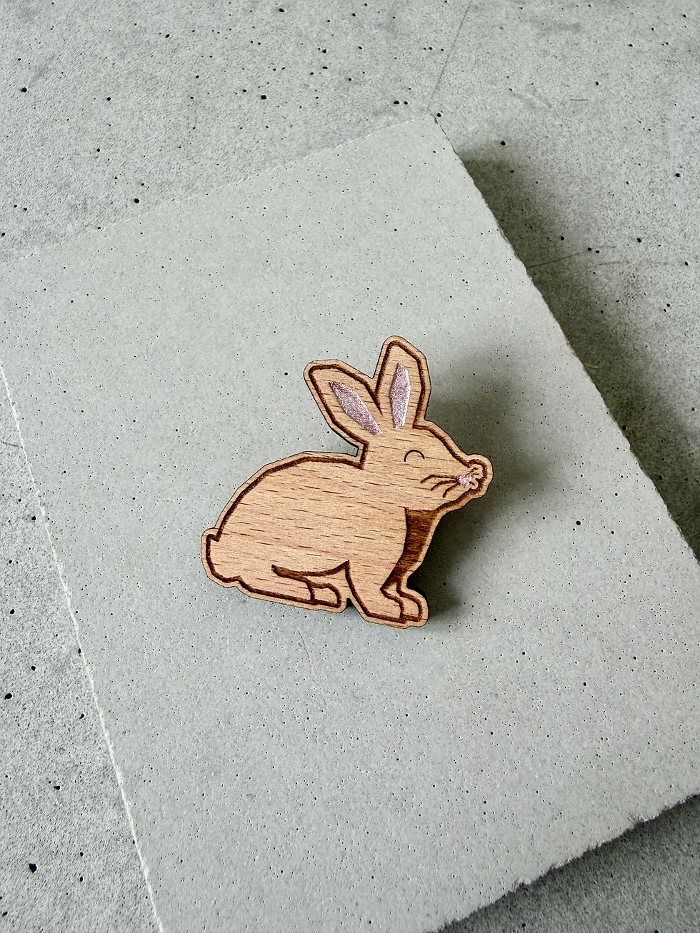 Miniature : Broche en bois lapin oreilles roses