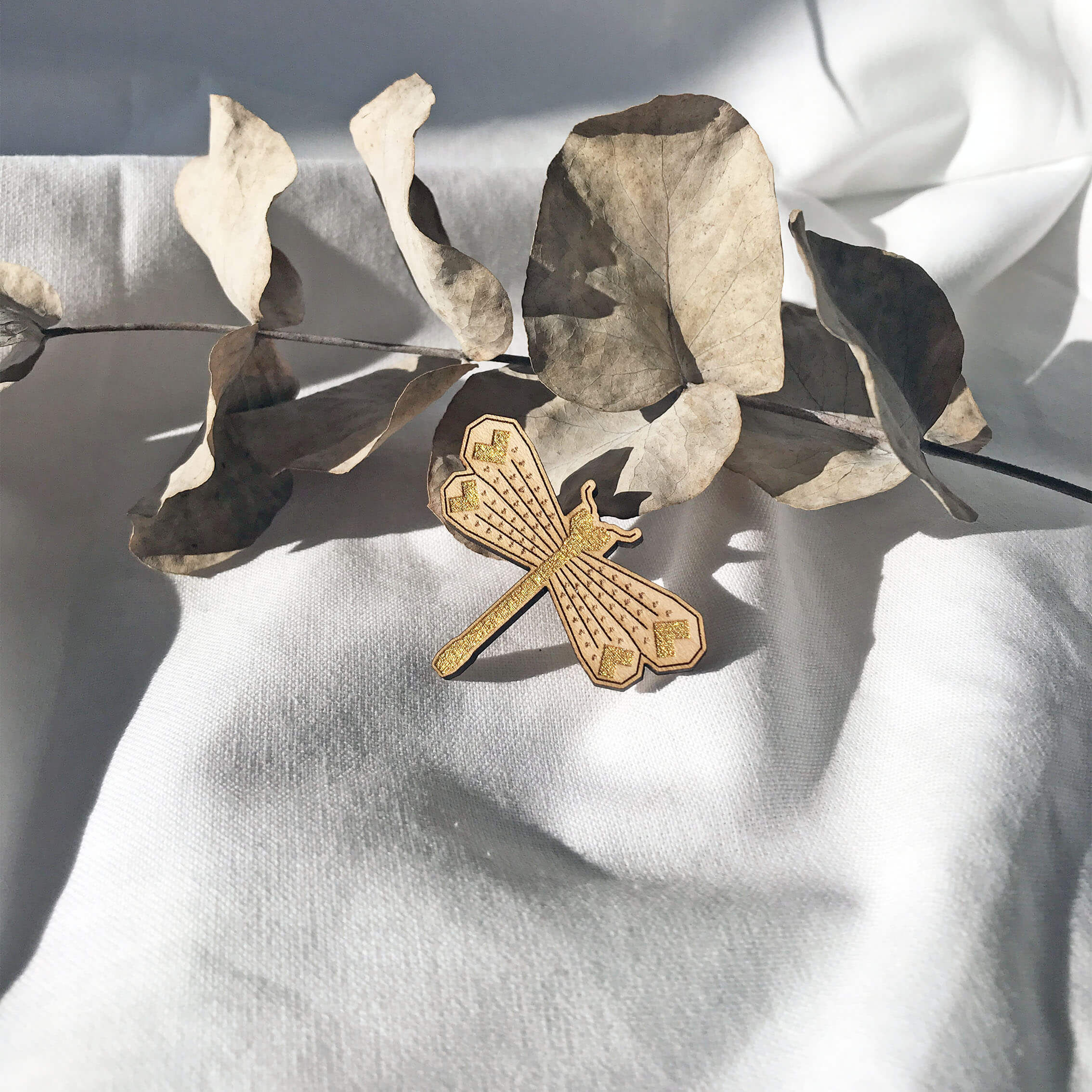 Broche insecte en bois modèle libellule doré métallisé