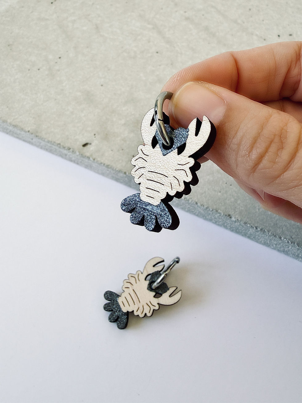Boucles d'oreilles homard inox argenté et bois clair avec peinture paillettes noire anthracite