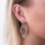 Boucles d'oreilles ova portées en bois avec détails peints en anthracite métallisé