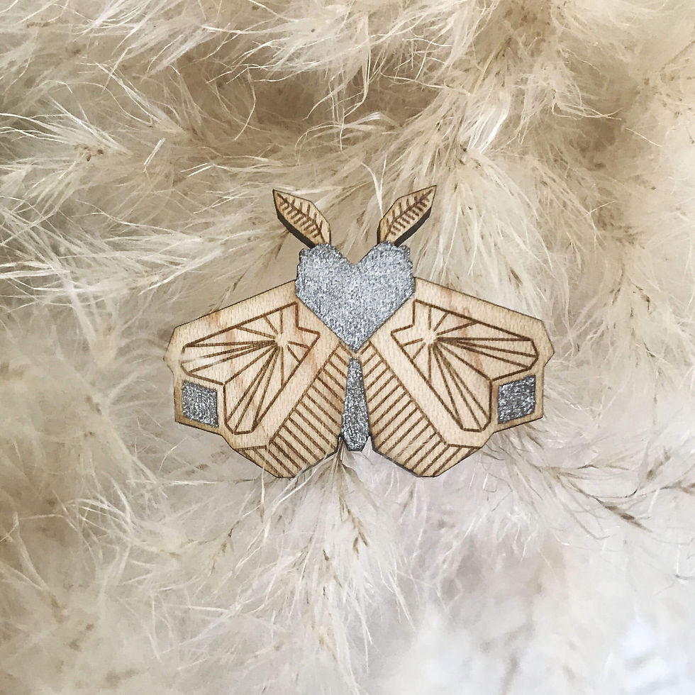 Miniature : Broche insecte en bois papillon de nuit touche peinture argenté métallisé