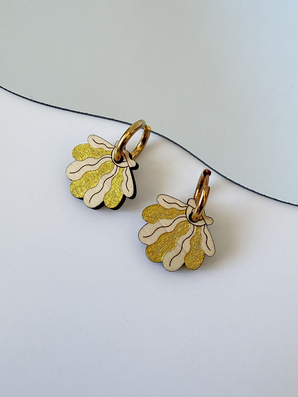 Boucles d'oreilles coquillage inox doré et bois clair avec peinture dorée