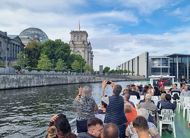 BERLIVERY berlin statek rejs po Sprewie.jpg