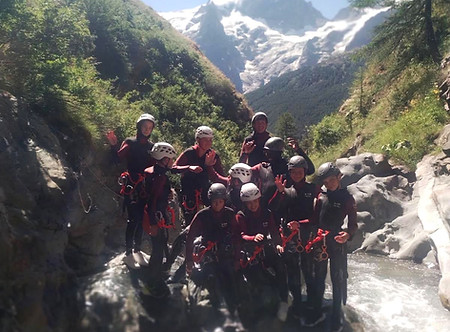 Jeunes pendant le stage Sensations fortes.