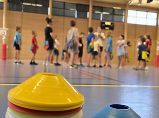Image d'un cours de multisports en intérieur