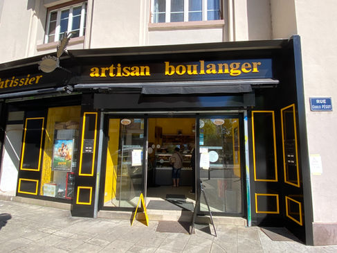 façade d'une boulangerie repeinte en noir et jaune, peintre en bâtiment à Voiron