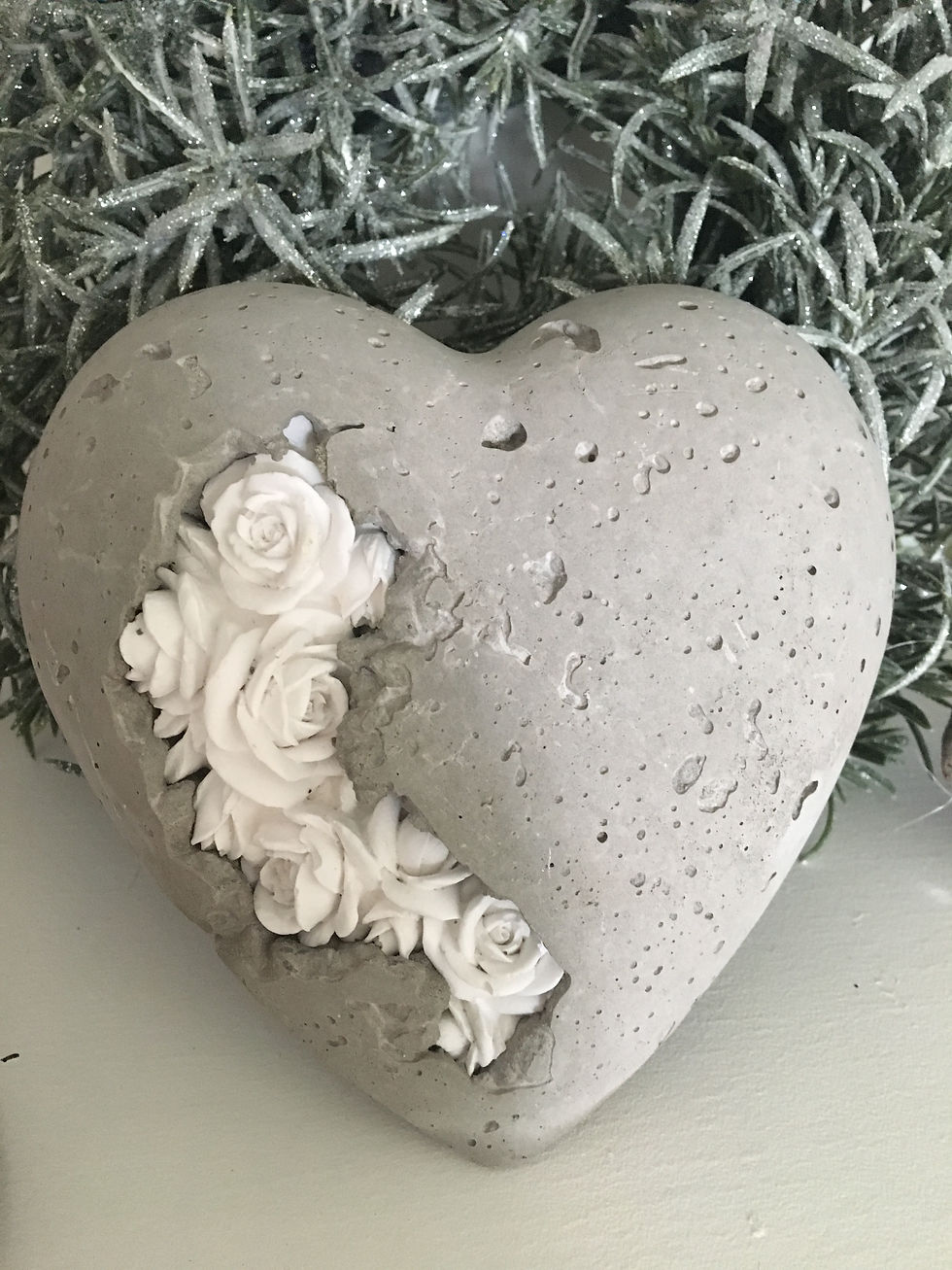 Miniaturbild: Betonherz mit Rosenranke gross
