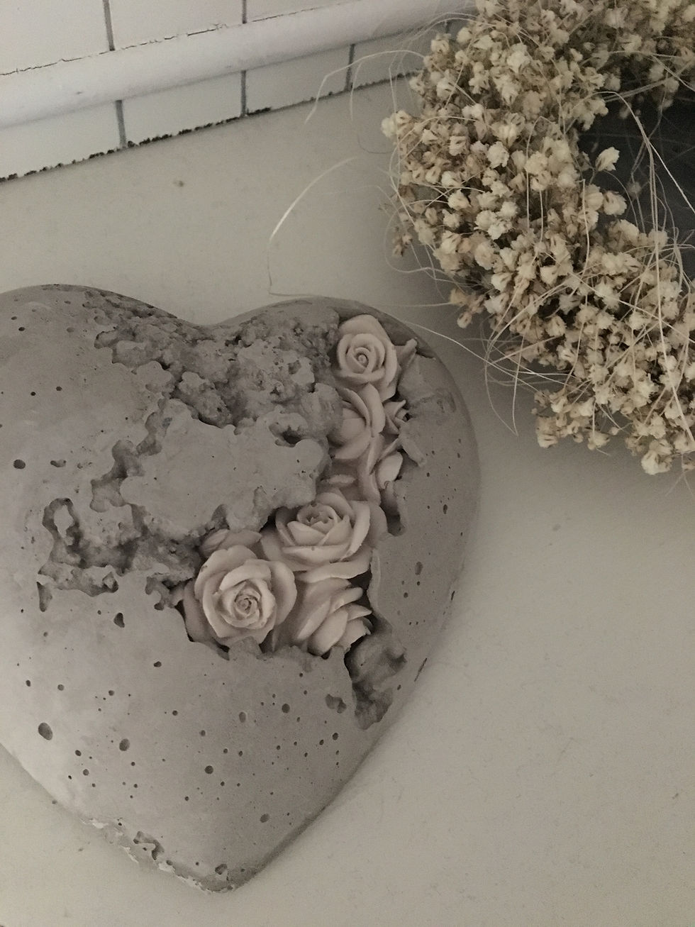 Miniaturbild: Betonherz mit Rosenranke gross