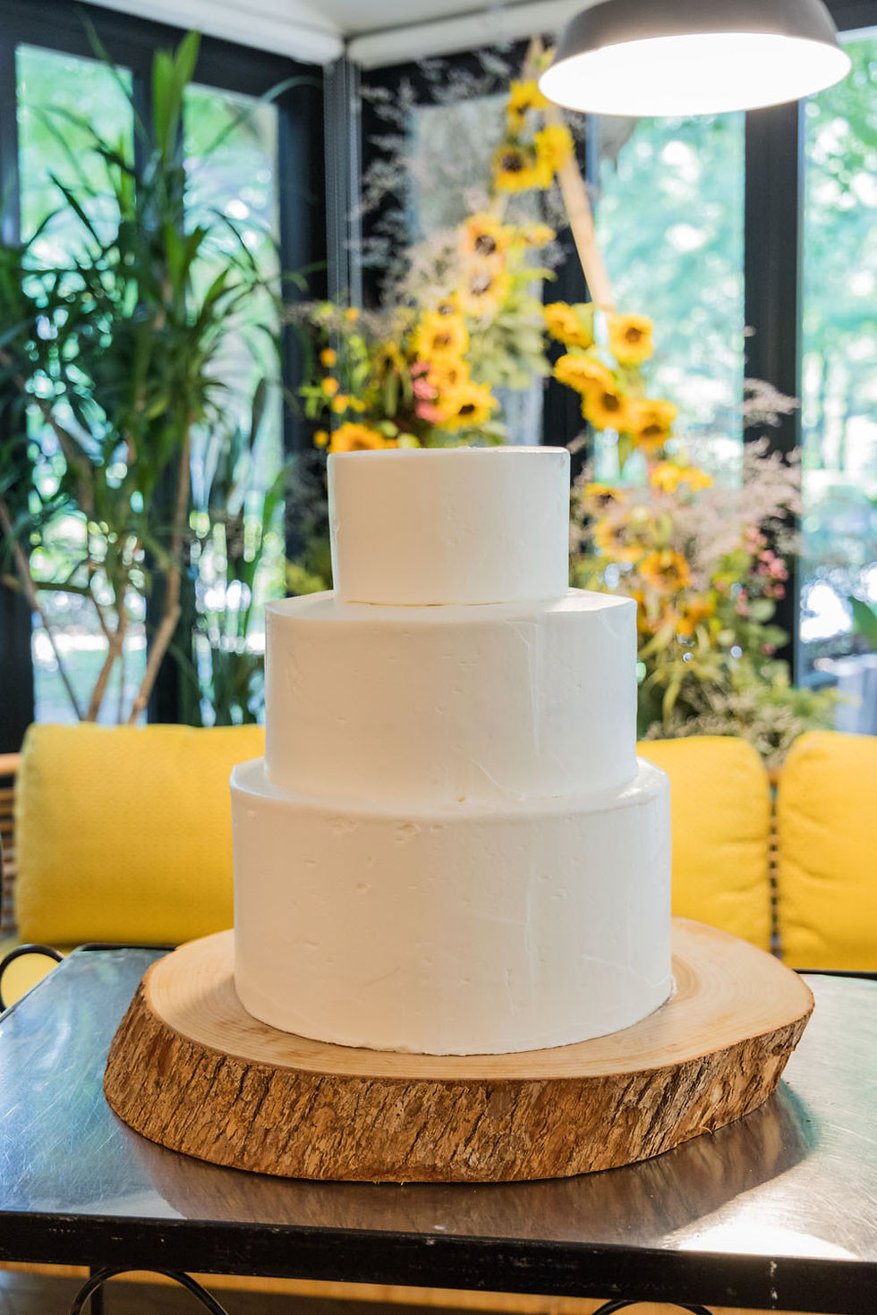 日比谷パレスで夏に結婚式をした花嫁の真っ白なウエディングケーキを撮影した写真