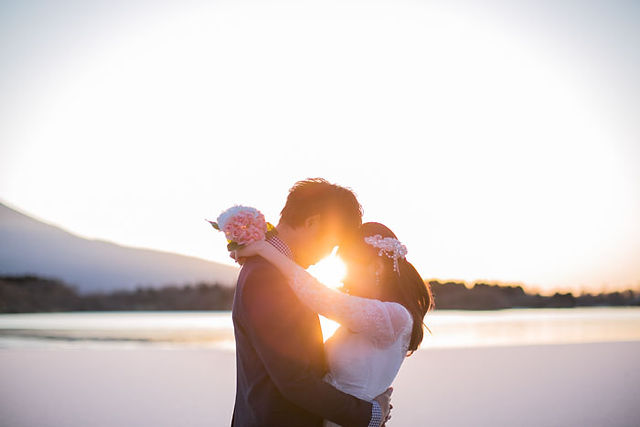 富士山で朝日とともに撮影をした結婚式前撮り写真