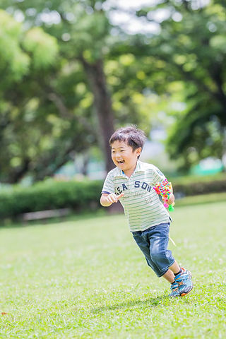 元気よく走り回る子供を撮影したロケーションフォト