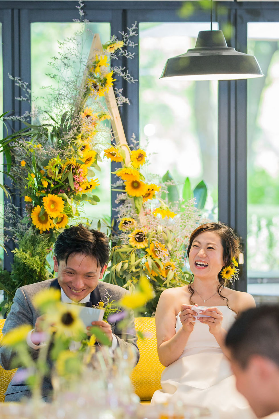 日比谷パレスで夏に結婚式をした新郎新婦の高砂席での様子を撮影した写真