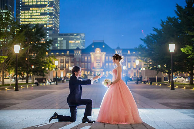 東京駅丸の内の駅舎前でプロポーズショットを撮影した結婚式前撮りロケーションフォト