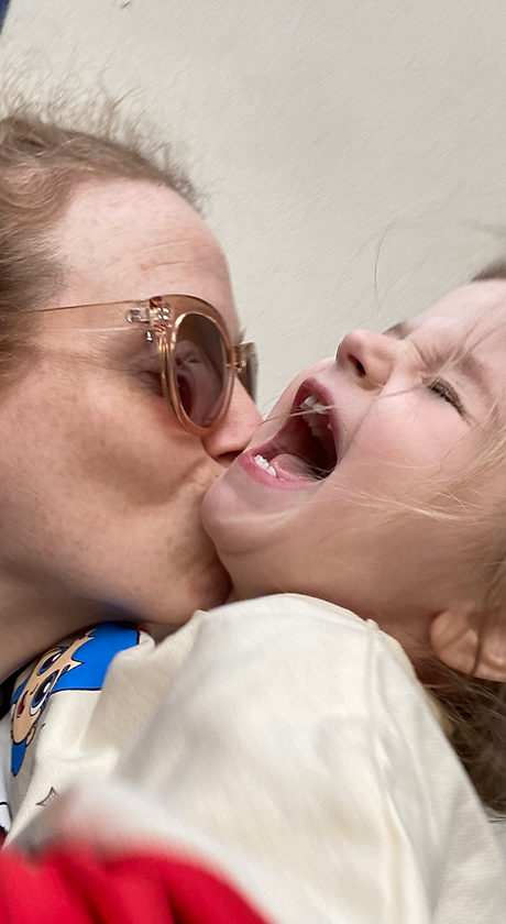 photograher kissing daughter