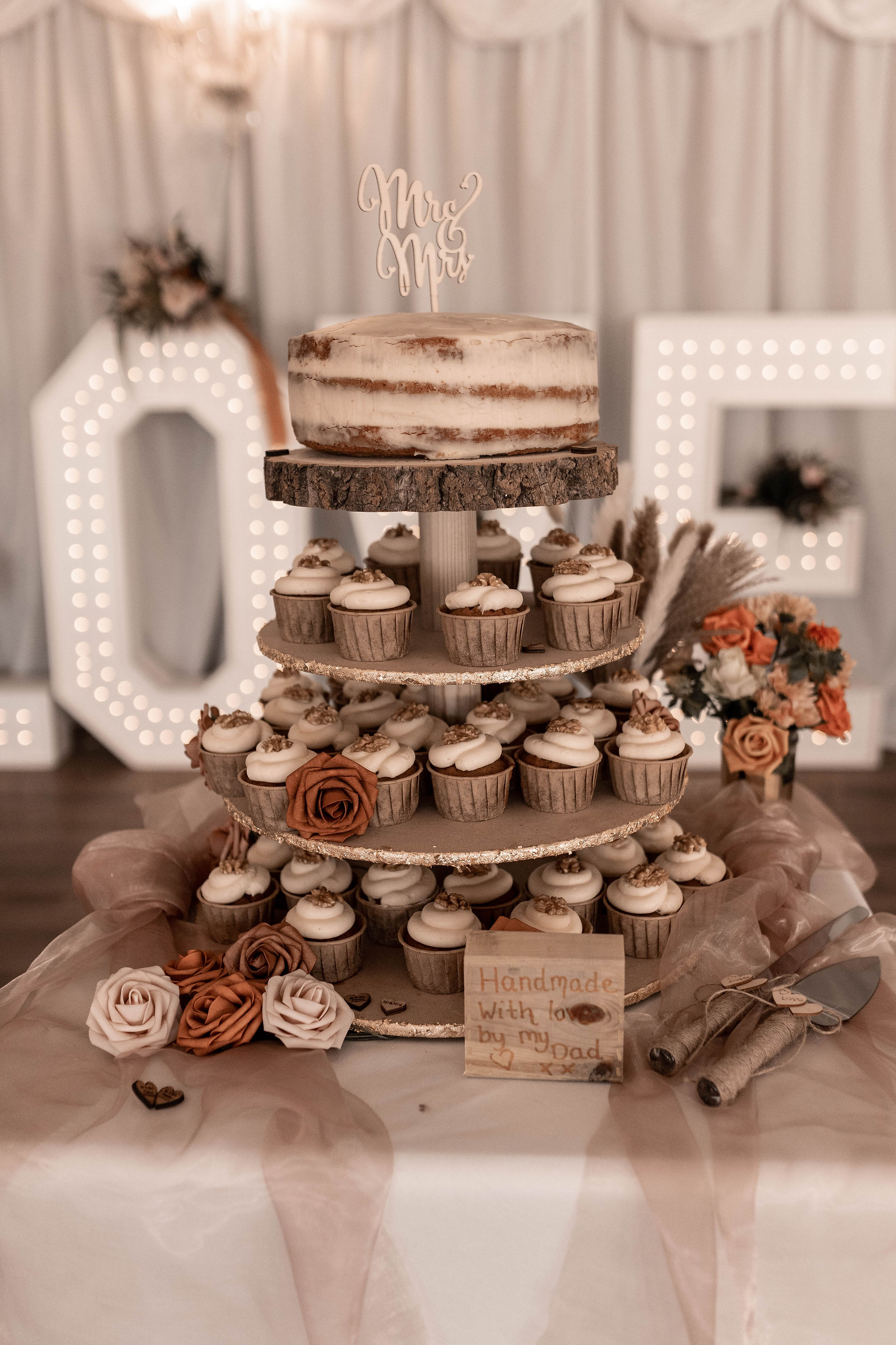 Rustic wedding cakes and cupcakes