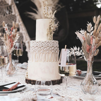 Boho wedding cake with macrame stying