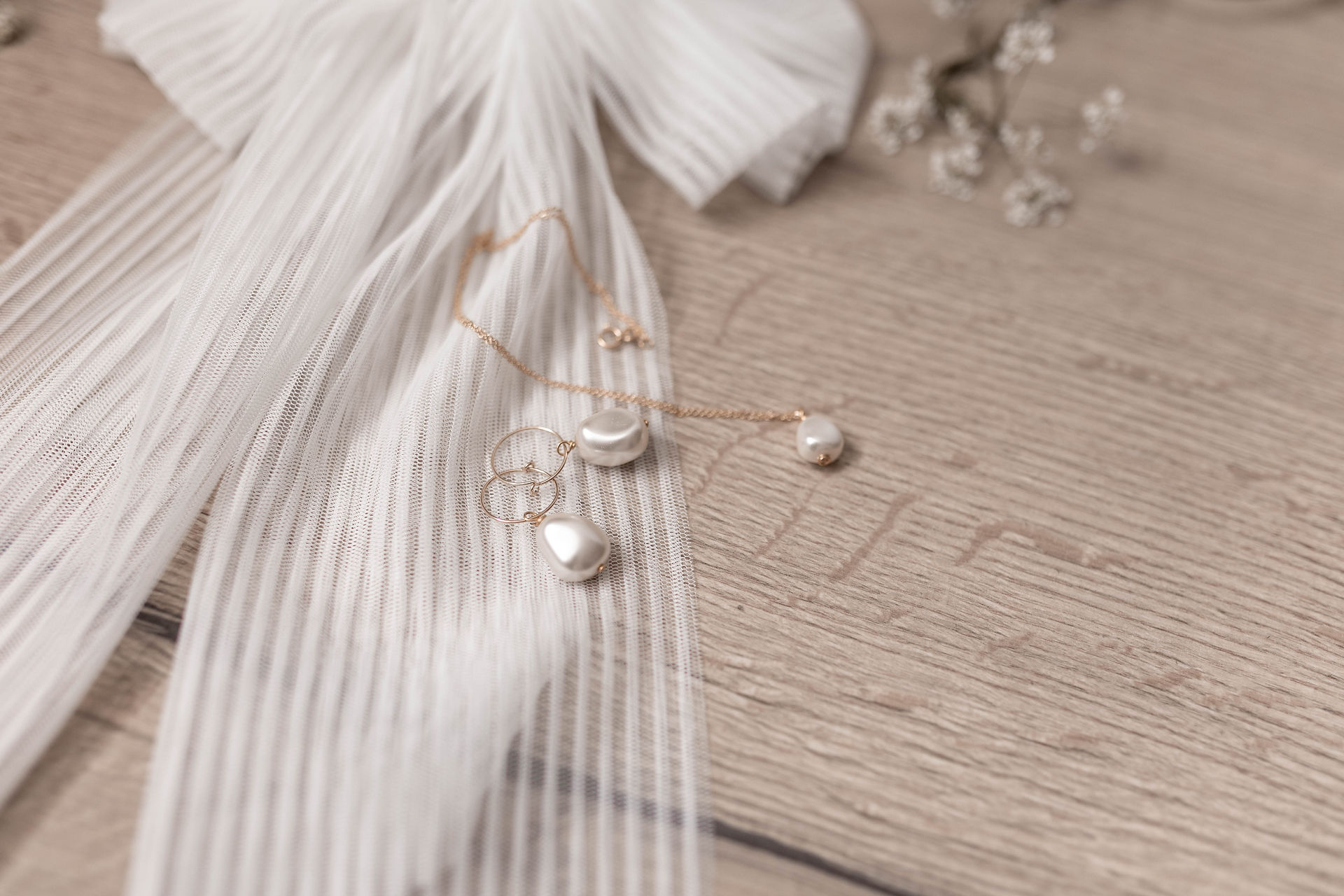 Bow and pearl details bridal pleated bow details