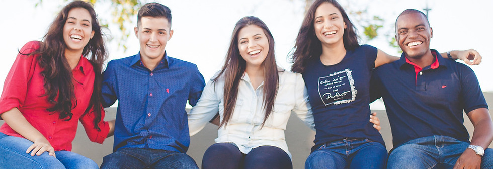 Amigos em campus universitário_edited_ed