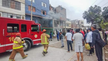 Serenos de la Municipalidad de SMP arriesgan su vida para salvar a dos ancianos de incendio