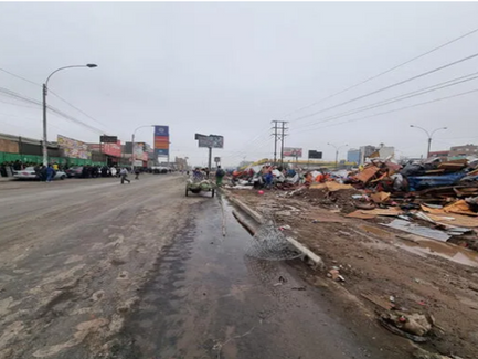 Desalojo en SMP: Duelo entre Comerciantes e Autoridades en la Primera de Pro