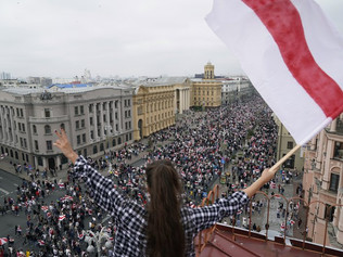 Belarus cracks down on journalists, 2 AP staff deported