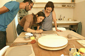 Les élèves en atelier poterie