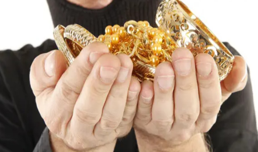 Police officers investigate the house of a school teacher in Jamui where six men disguised as cops looted jewellery worth ₹15 lakh.