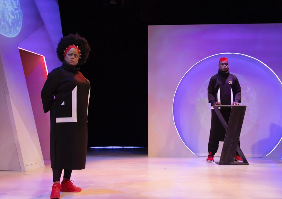 Lucinda Davis and Kwesi Ameyaw in Redbone Coonhound - Photo by Cylla von Tiedemann - Tarra