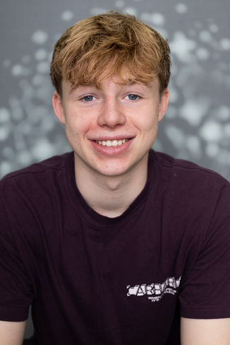 Blonder Junge lächelt