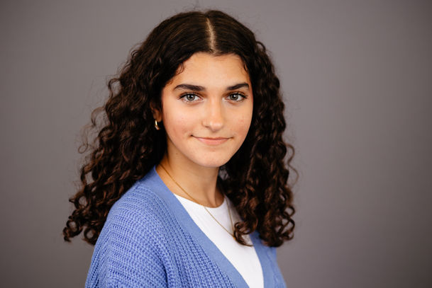 Hübsches Mädchen mit dunklen Locken