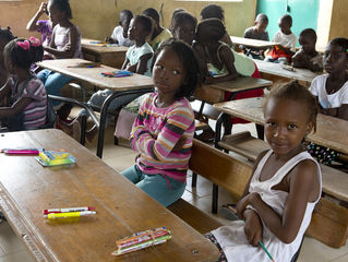 DISTRIBUTION DE FOURNITURES SCOLAIRES A L'ECOLE DE CAP 1