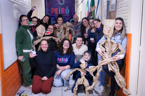 Professores da EMEF Rejane Garcia Gervini com seus bonecos pós oficina - Foto: Nathália Arantes.