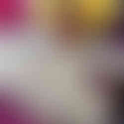 Boneca de fantoche com cabelo amarelo e roupa florida. 