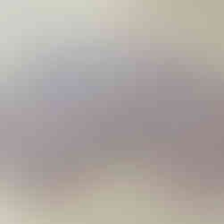 Molde de máscara de papel, linhas tracejadas, e fundo de madeira.