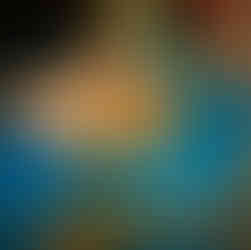 Mãos desenhando em papel craft com caneta, tesoura e canetinhas ao redor.