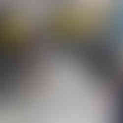 Alunos confecionam cabeças de mamulengos com papel machê.