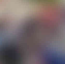 Crianças brincando com suas máscaras de papel machê no pátio da escola.