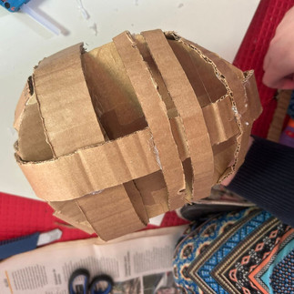 Bonecos Híbridos: Estrutura de papelão para a cabeça.