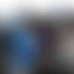 Homem e seu filho posam ao lado de uma atrize seu boneco Carlão.