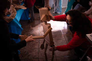 Boneco Articulado, Raposa feita de papelão e rolos de papel.