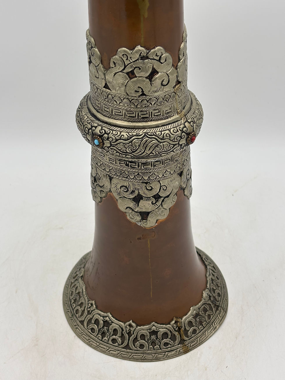 Thumbnail: Traditional Tibetan ceremonial long horn, known as a dungchen or rag dung
