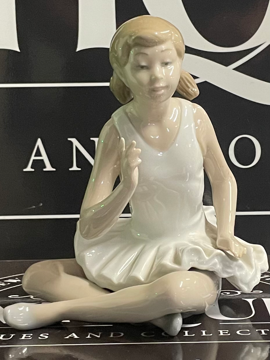 Nao Ladro Ballerina Figurine